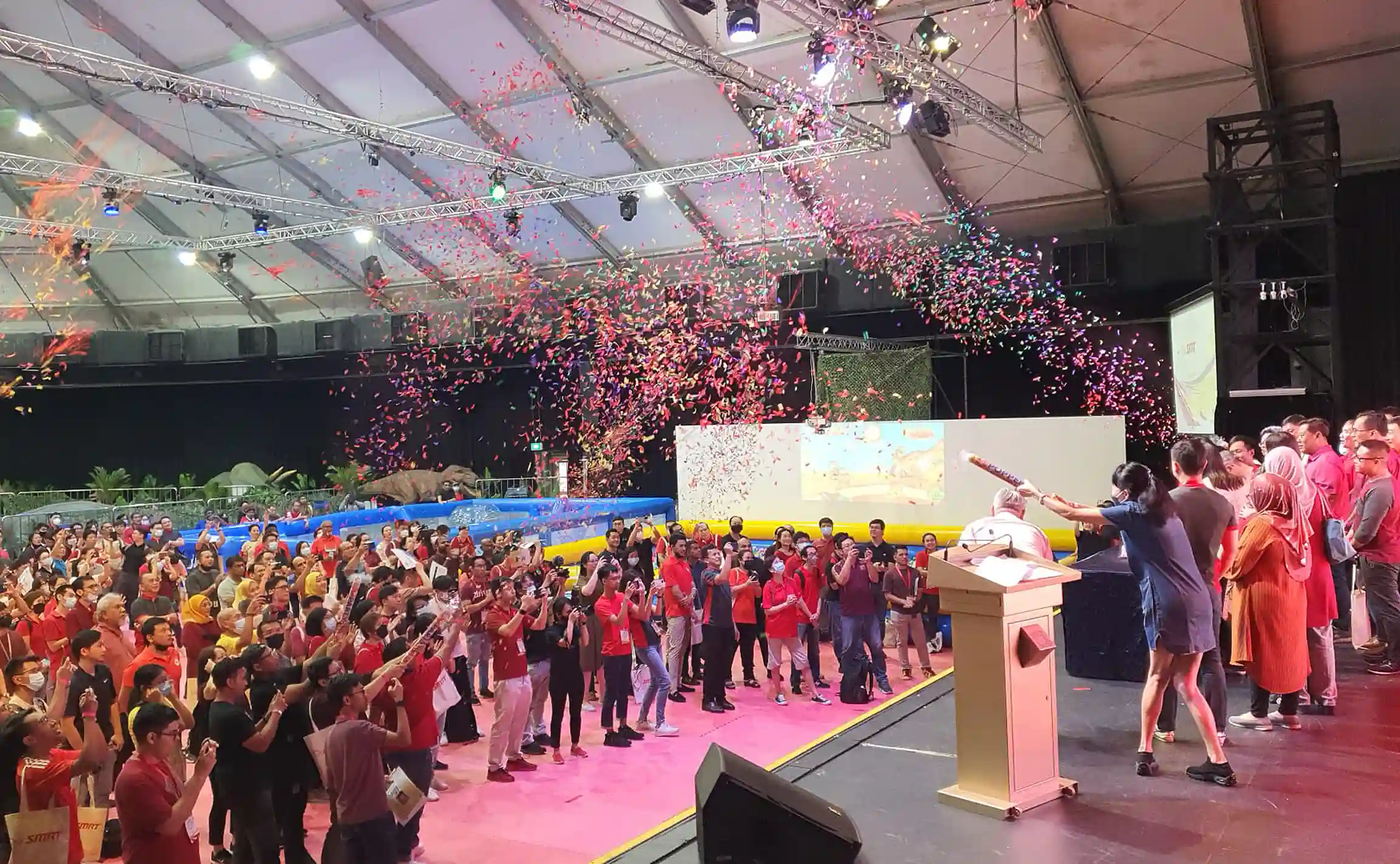 NTUC Club Quadrennial Report - A day of jubilee for more than 1,000 SMRT staff at Downtown East